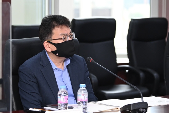 최남호 산업통상자원부 기획조정실장이 25일 서울 종로구 무역보험공사 대회의실에서 열린 '공공기관 혁신 TF 간담회'에 참석해 발언하고 있다. <산업부 제공>